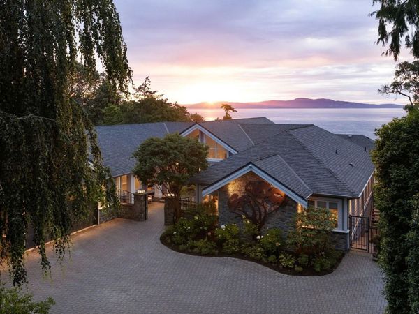 2226 Arbutus Rd, Saanich, BC V8N 1V3