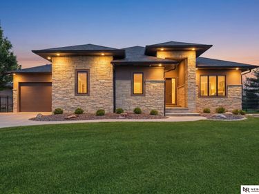 9700 Thornwood Circle, Lincoln, NE 68512