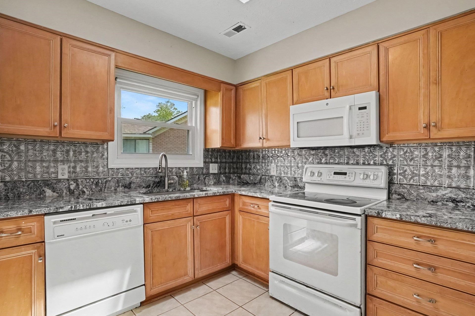 1057 Deer Run Ct.  Photo 5