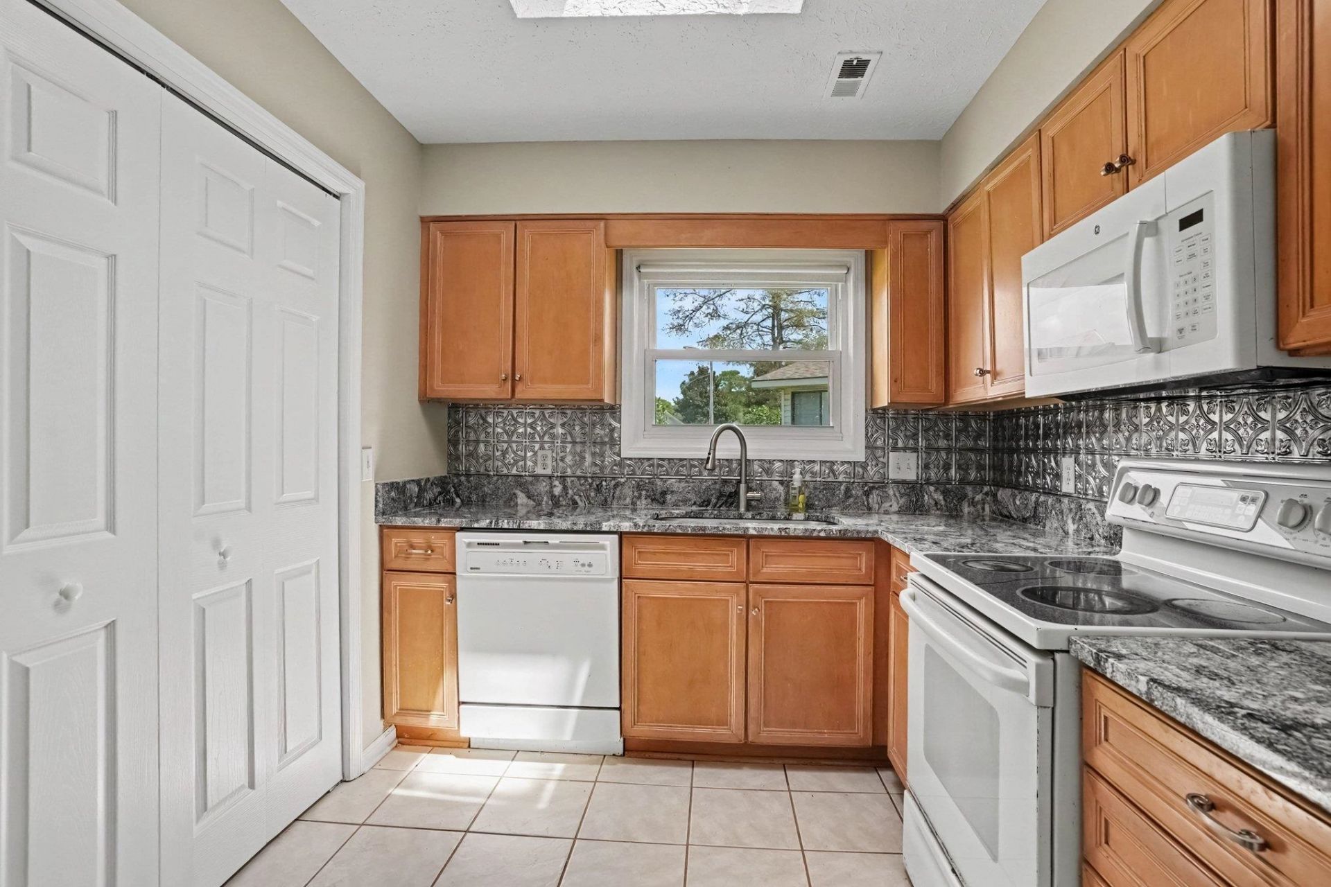 1057 Deer Run Ct.  Photo 6
