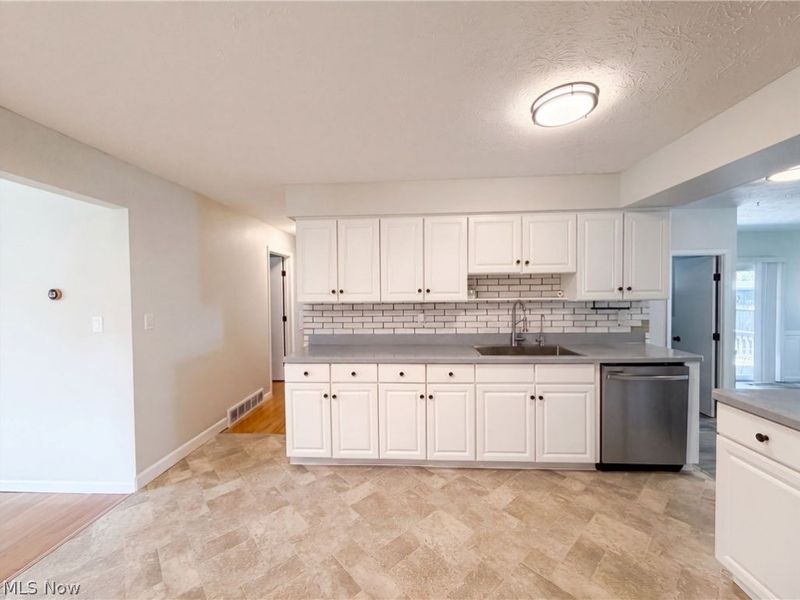 11500 Stormes Drive, Cleveland, OH 44130 Photo 6