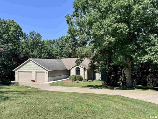 900 N COAL Road, Colchester, IL 61455