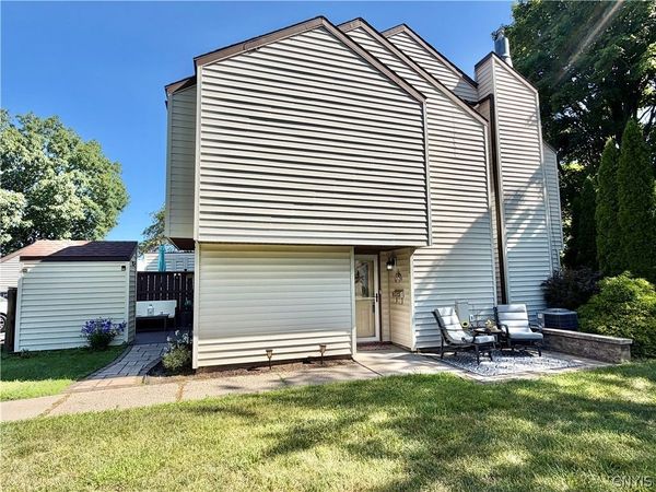 104 Harwinton Court , Camillus, NY 13031