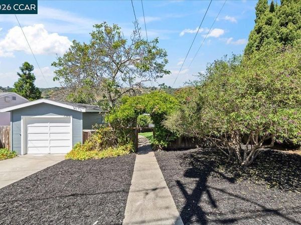 7568 Greenly Dr , Oakland, CA 94605