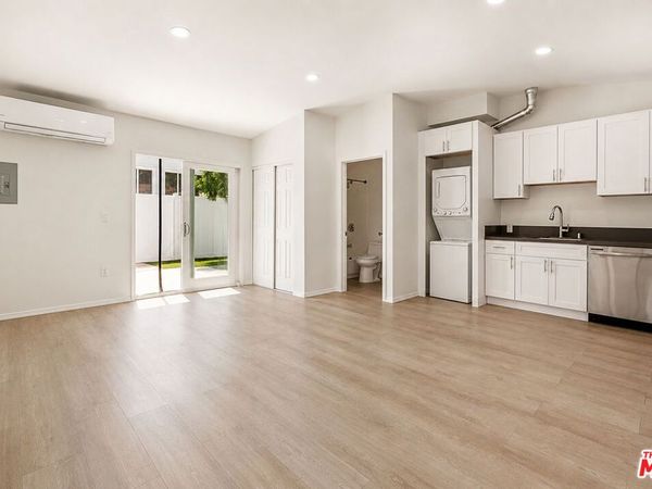 6031 Fallbrook Avenue , Woodland Hills, CA 91367