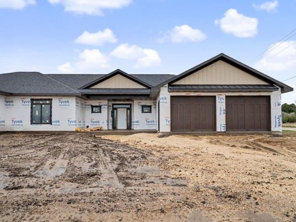 598 Lake Shore Dr. , Dyersville, IA 52040