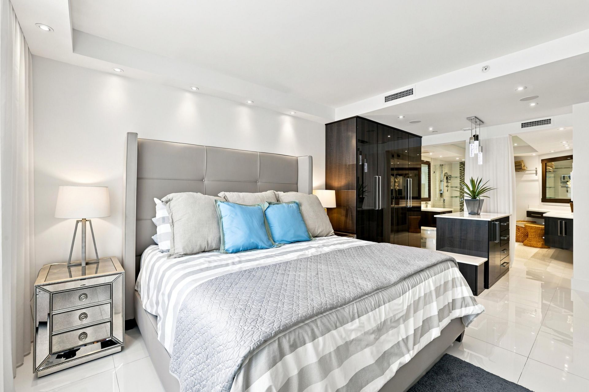 17100 N Bay Road, Unit 1401, Sunny Isles Beach, FL 33160 Photo