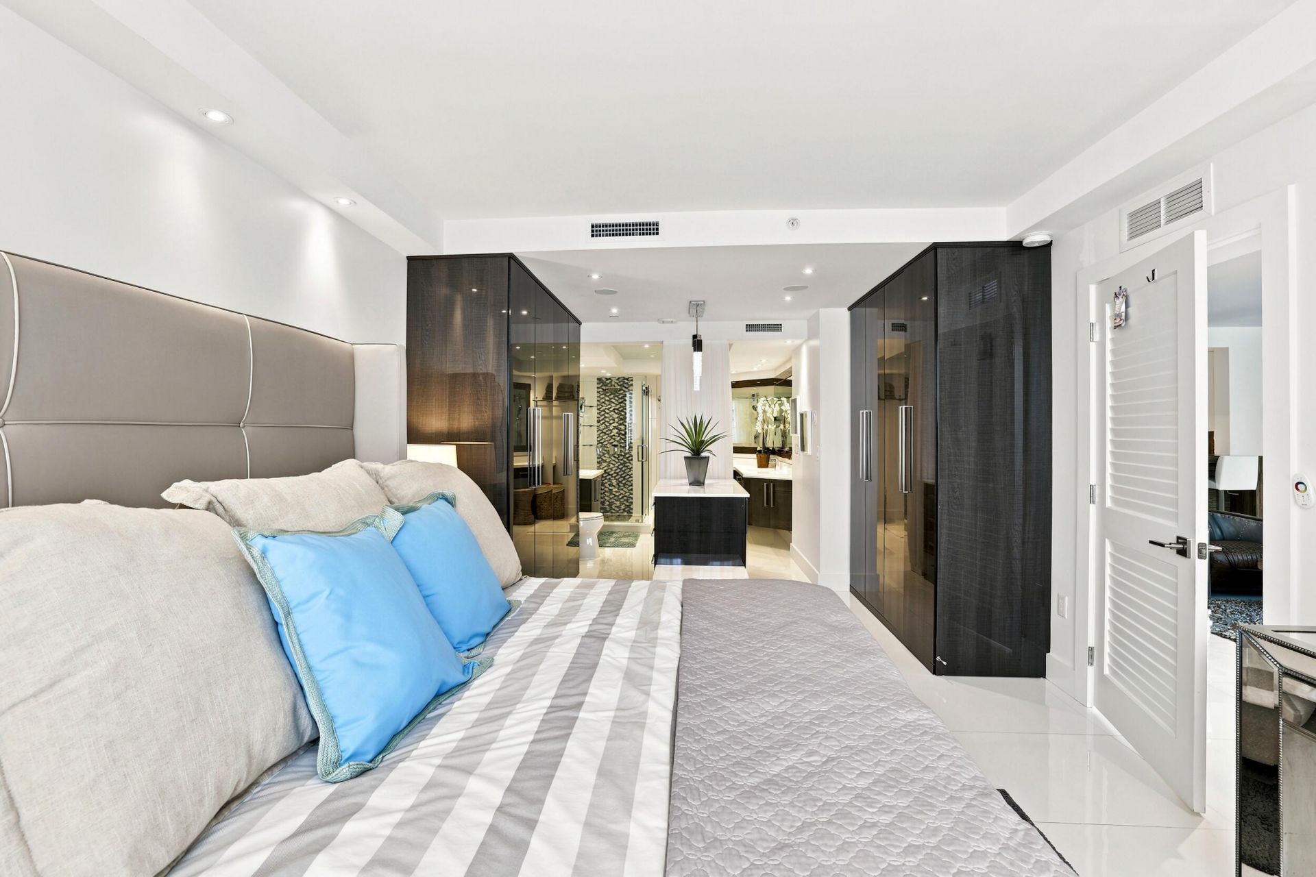17100 N Bay Road, Unit 1401, Sunny Isles Beach, FL 33160 Photo