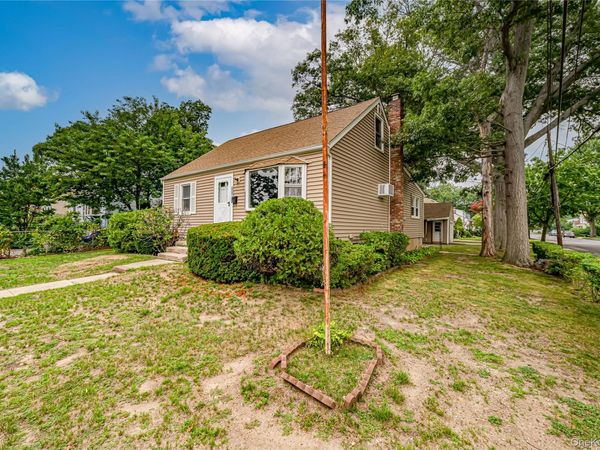 380 W Gates Avenue , Lindenhurst, NY 11757