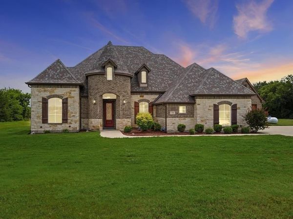 241 Rockett Lane, Pecan Hill, TX 75154