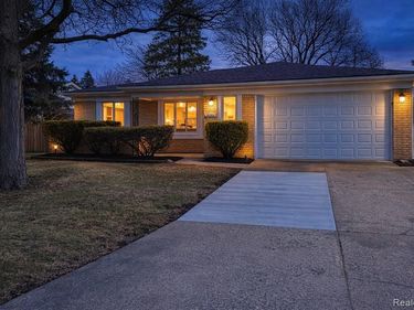 39284 Sunderland Drive , Clinton Twp, MI 48038