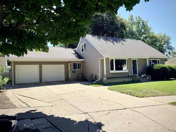 817 HIGHVIEW DR, Storm Lake, IA 50588