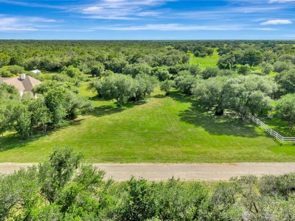 353 Pura Vida Road , Inez, TX 77968