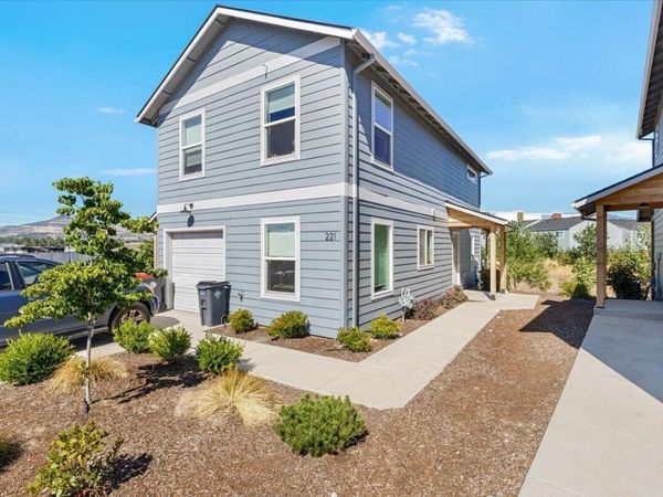 221 Dano Drive, Phoenix, OR 97535