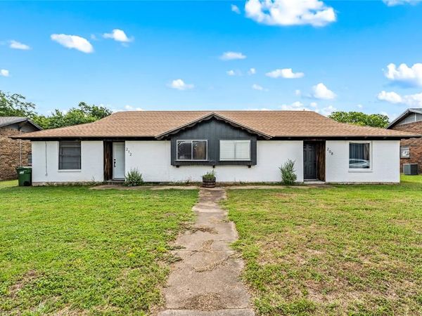 208-212 Queen Drive , Hewitt, TX 76643