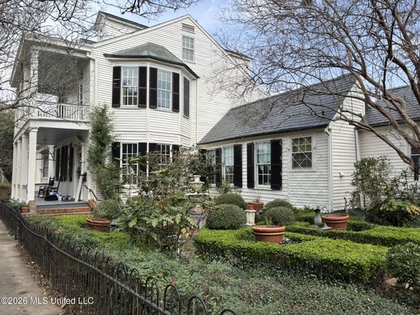705 Washington Street, Natchez, MS 39120