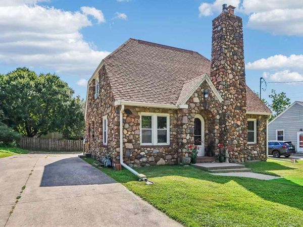 1915 Muscatine Ave, Iowa City, IA 52240