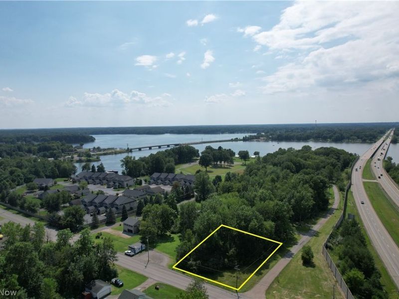 N East River Road, Lake Milton, OH 44429 Photo 2