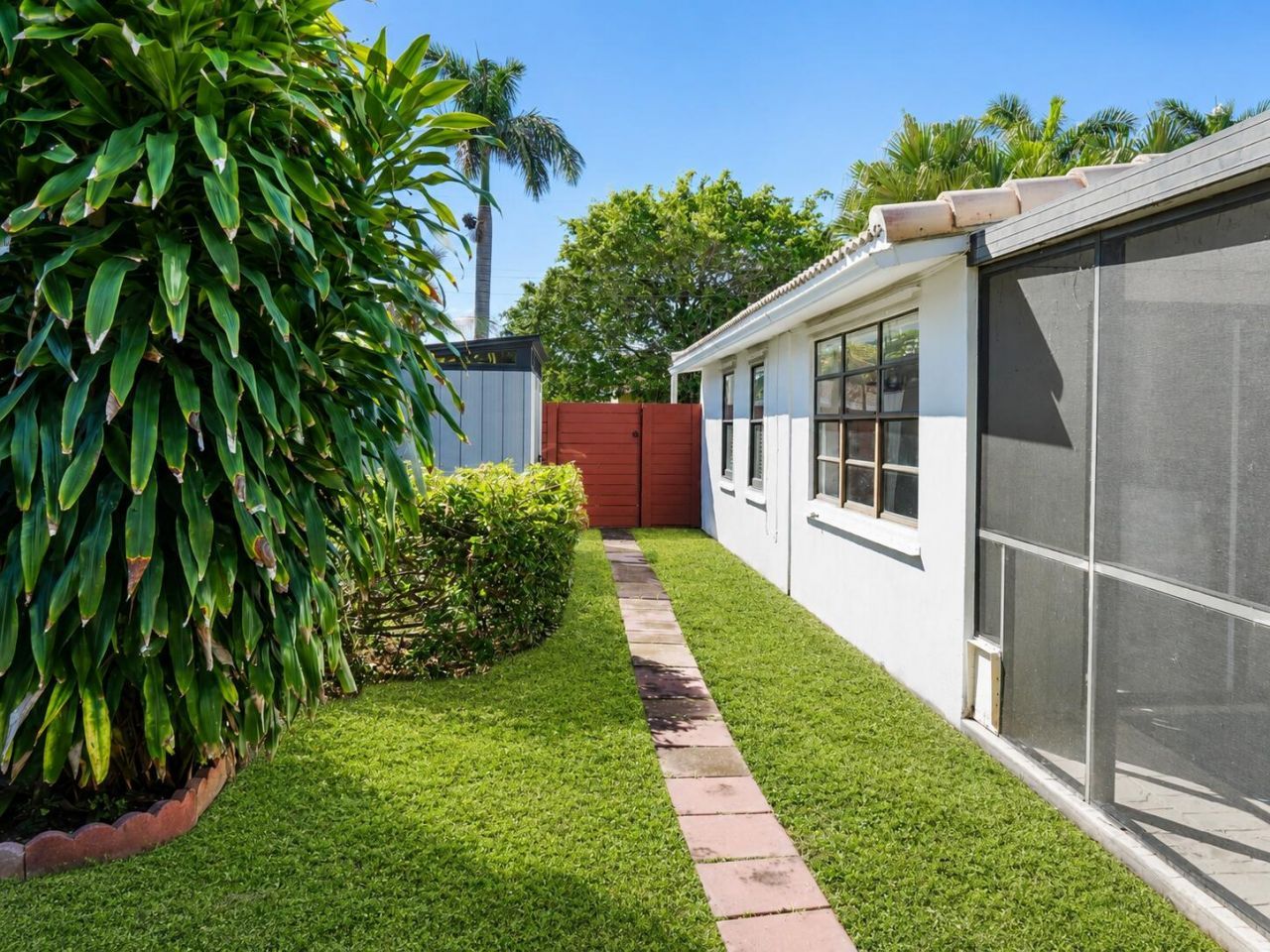 819 NE 2nd Court, Hallandale Beach, FL 33009 Photo