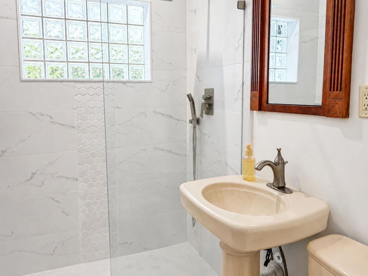 819 NE 2nd Court, Hallandale Beach, FL 33009 Photo