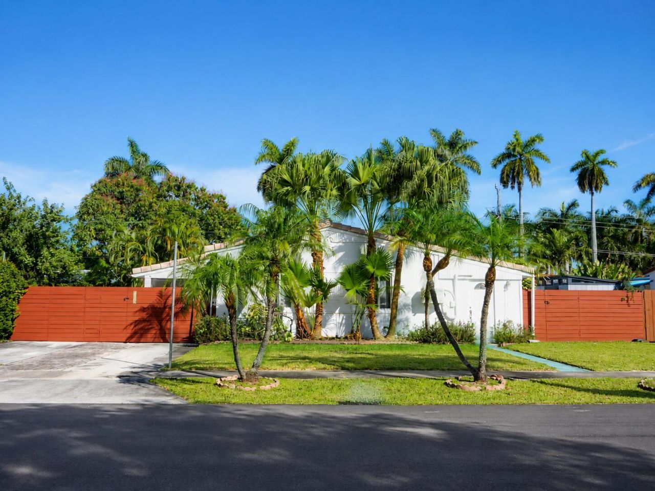819 NE 2nd Court, Hallandale Beach, FL 33009 Photo