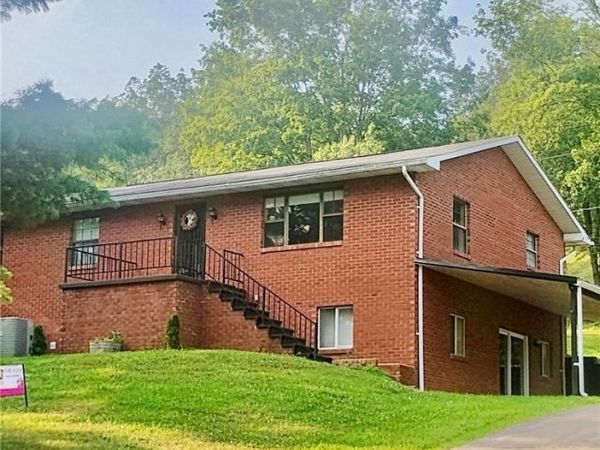 1805 Lee Creek Rd , Belleville, WV 26133