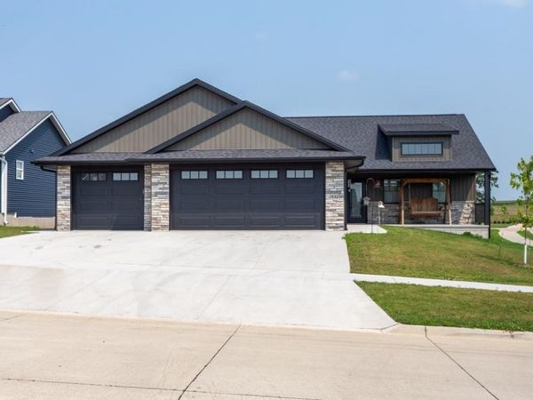 932 Red Oak Street, Manchester, IA 52057