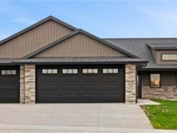 932 Red Oak Street, Manchester, IA 52057