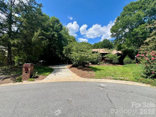 200 Foxlair Court, Matthews, NC 28105