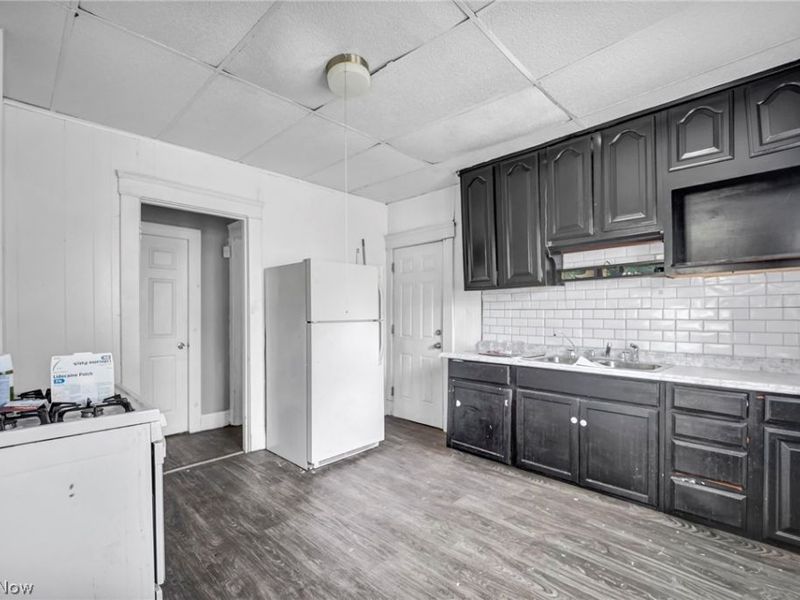 9301 Pierpont Avenue , Cleveland, OH 44108 Photo 6