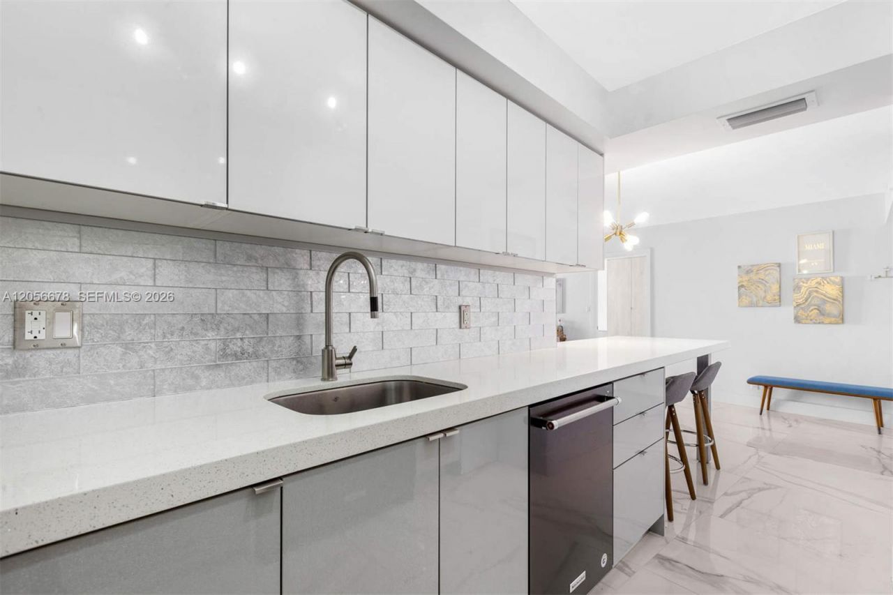 6039 Collins Ave, Unit 1527, Miami Beach, FL 33140 Photo