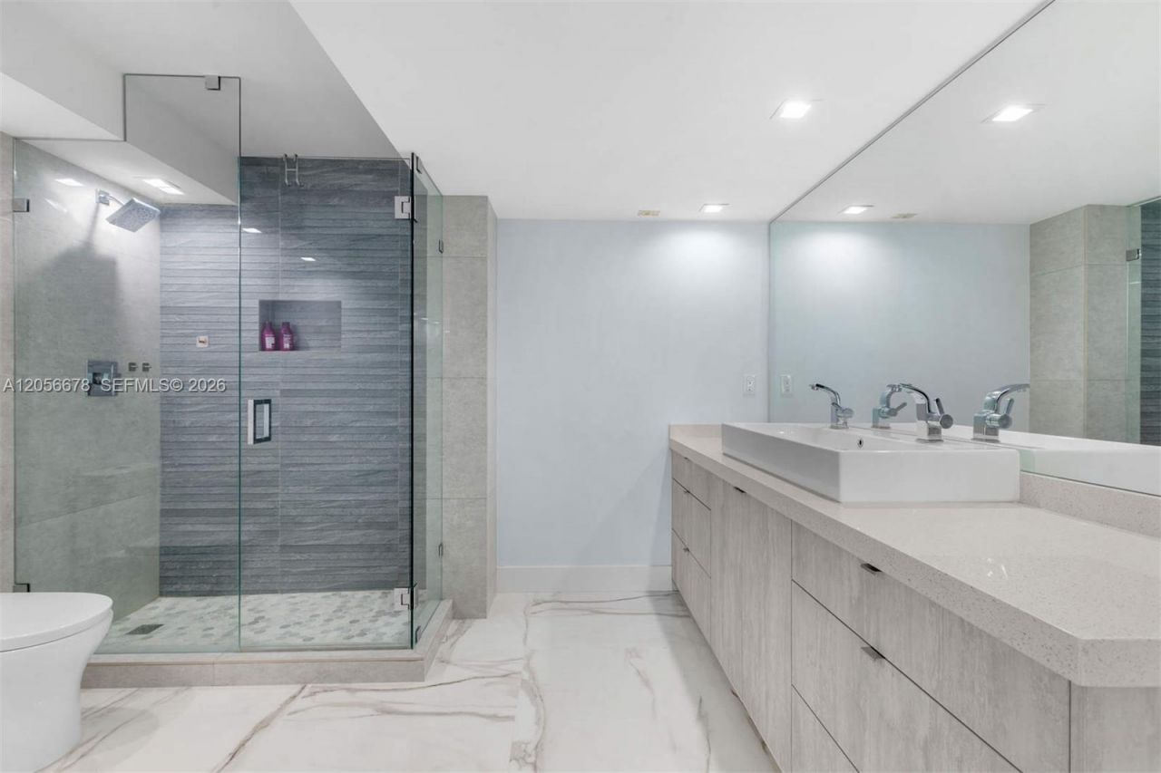 6039 Collins Ave, Unit 1527, Miami Beach, FL 33140 Photo