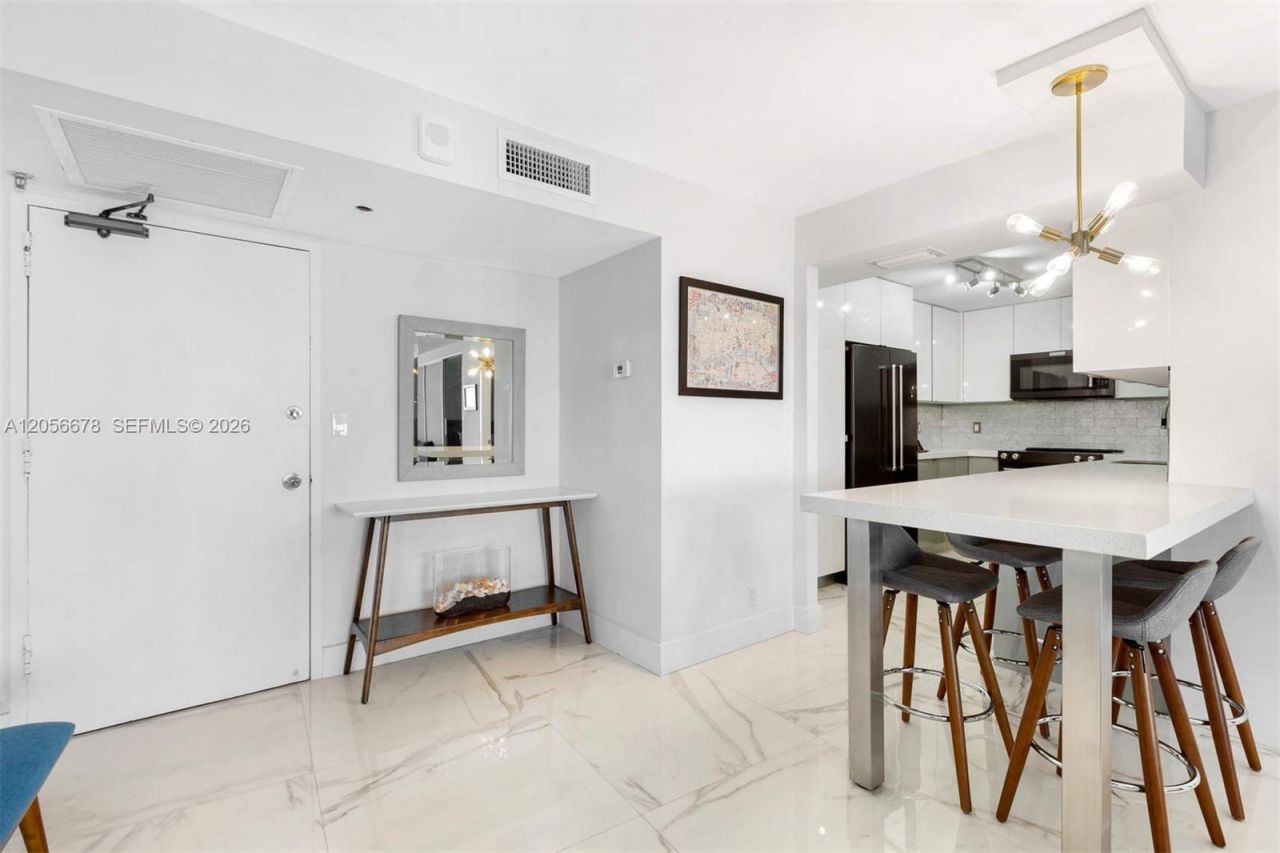 6039 Collins Ave, Unit 1527, Miami Beach, FL 33140 Photo