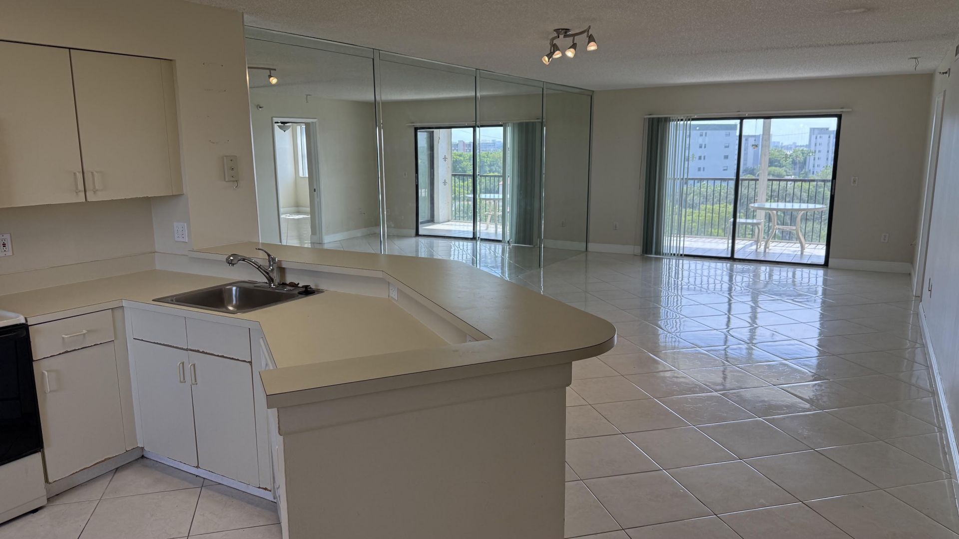 2334 S Cypress Bend Drive, Unit 802, Pompano Beach, FL 33069 Photo