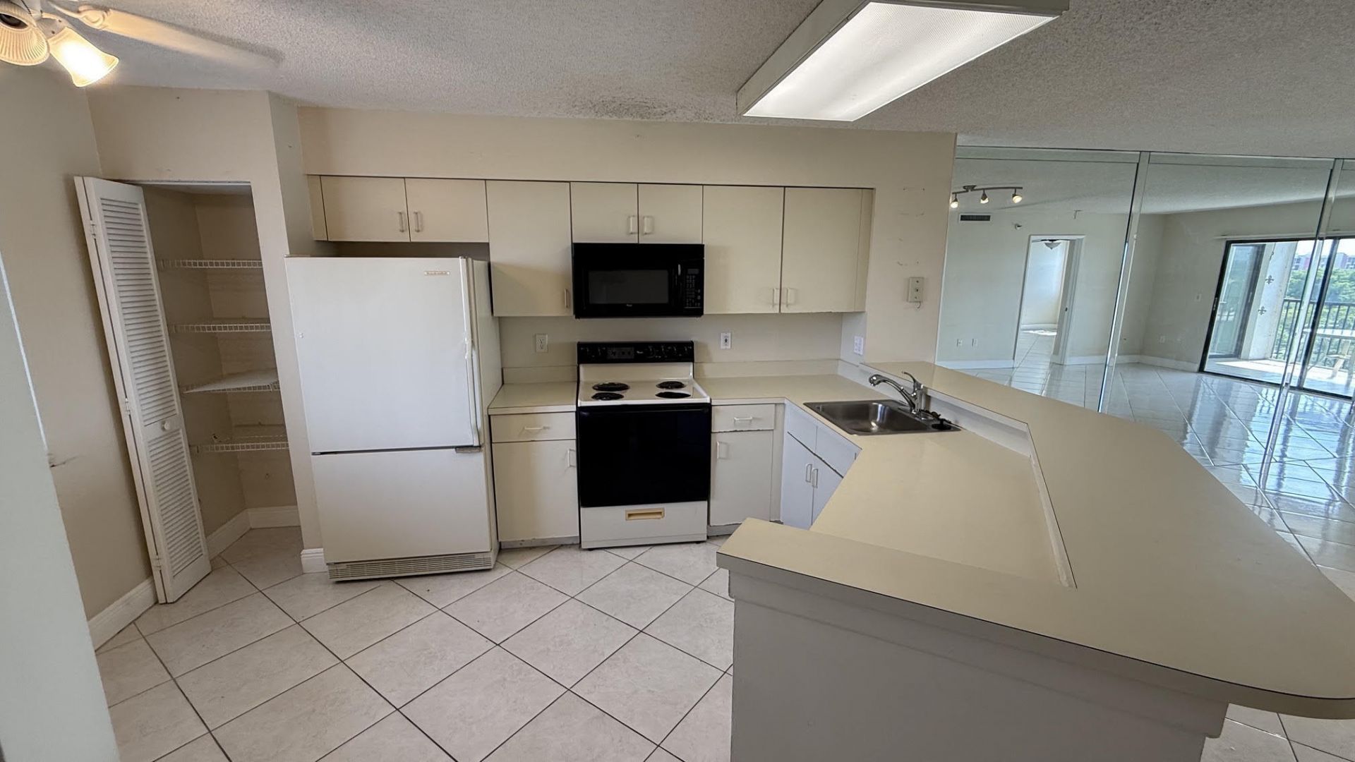 2334 S Cypress Bend Drive, Unit 802, Pompano Beach, FL 33069 Photo