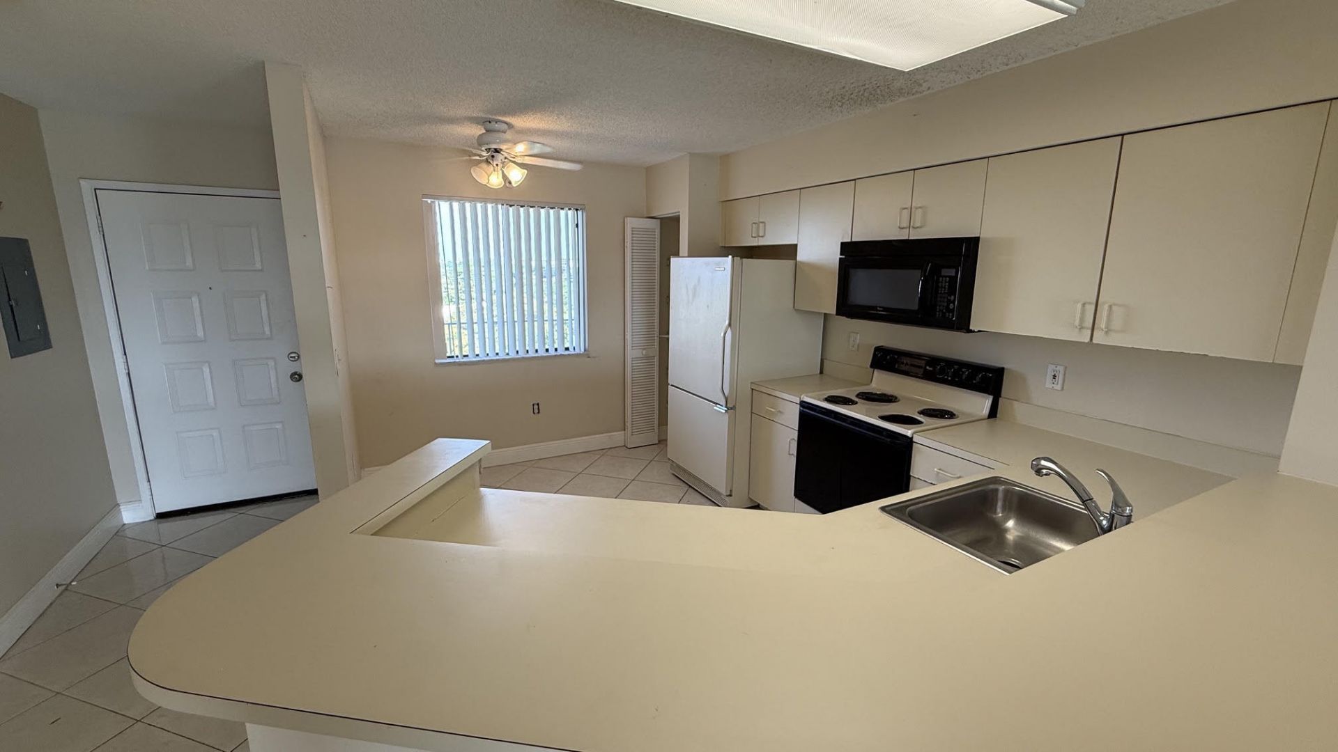 2334 S Cypress Bend Drive, Unit 802, Pompano Beach, FL 33069 Photo