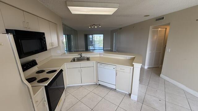 2334 S Cypress Bend Drive, Unit 802, Pompano Beach, FL 33069 Photo