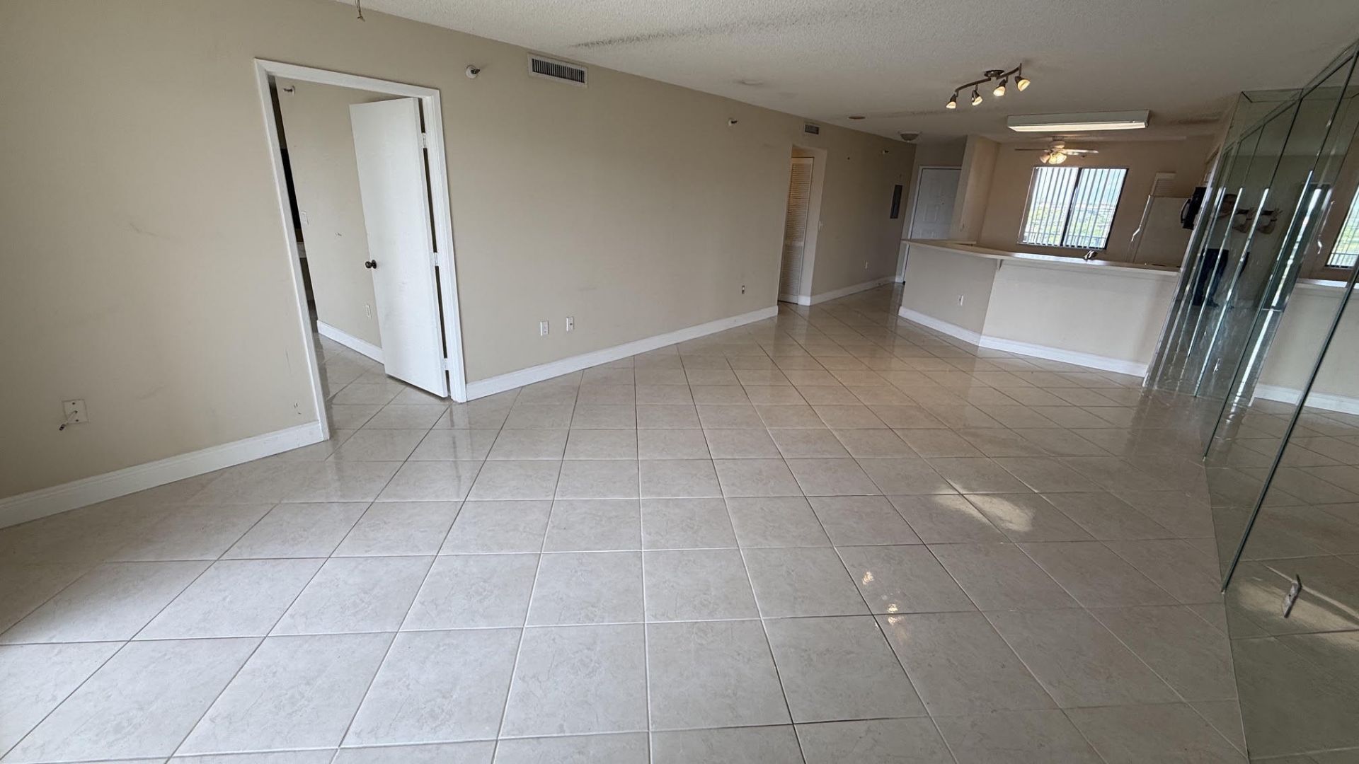 2334 S Cypress Bend Drive, Unit 802, Pompano Beach, FL 33069 Photo