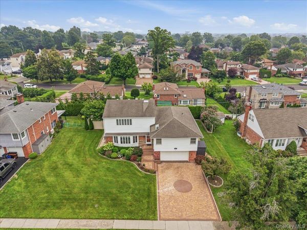 34 Duke Drive , Manhasset Hills, NY 11040