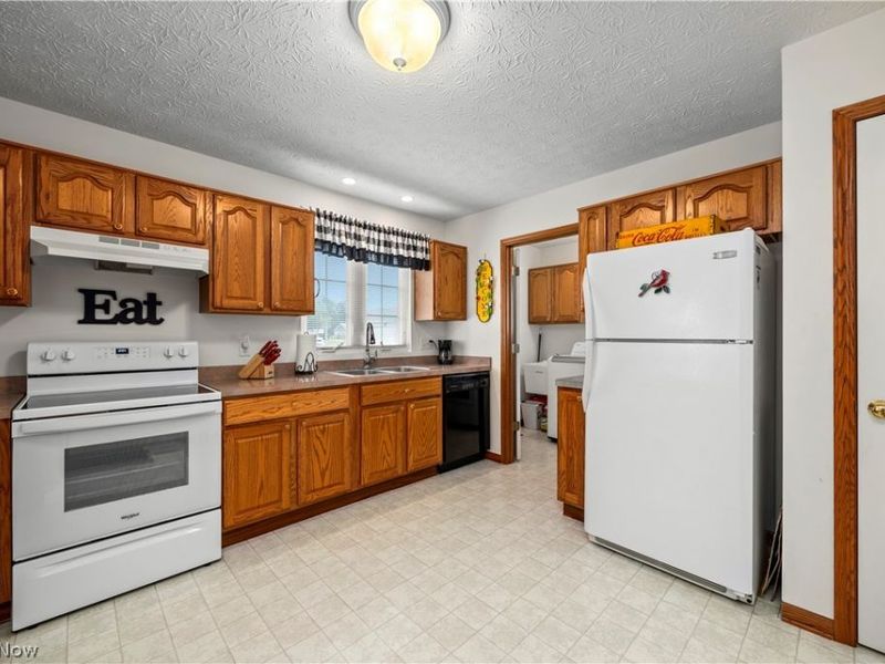 519 Heather Woods Drive, Elyria, OH 44035 Photo 7