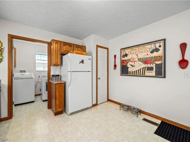 519 Heather Woods Drive, Elyria, OH 44035 Photo 9