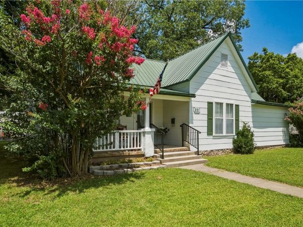 221 W Poplar Street , Stilwell, OK 74960