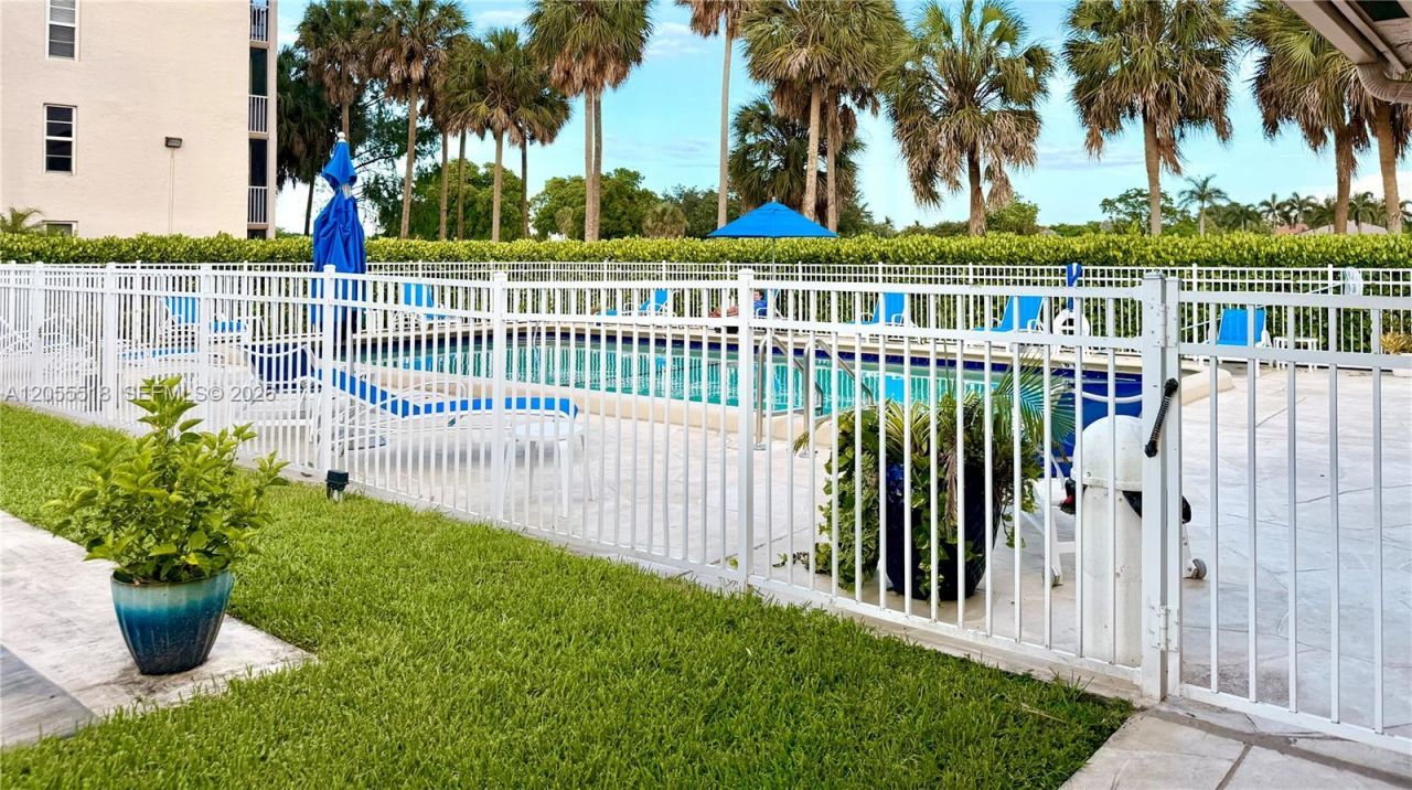 200 Jacaranda Country Club Dr, Unit 4B, Plantation, FL 33324 Photo