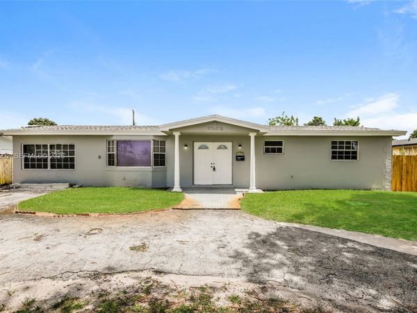 7171 SW 10th Ct , Pembroke Pines, FL 33023