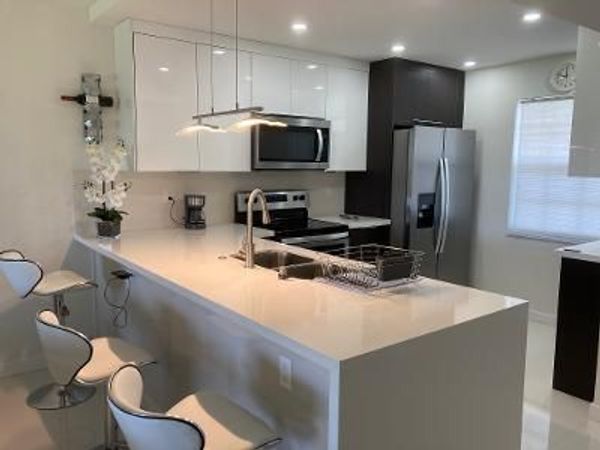 565 OAKS Lane, Unit 305, Pompano Beach, FL 33069