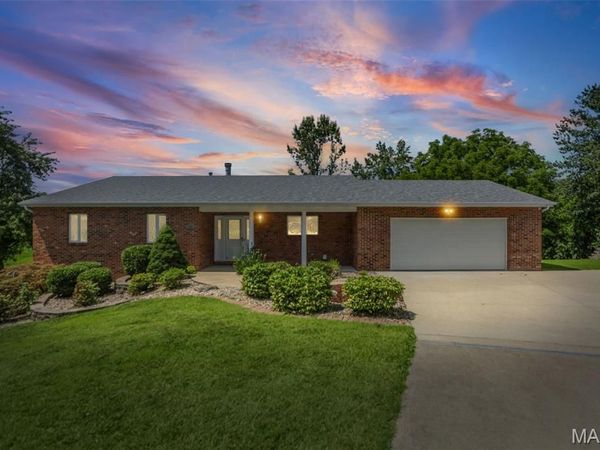 369 E Lake Drive, Edwardsville, IL 62025