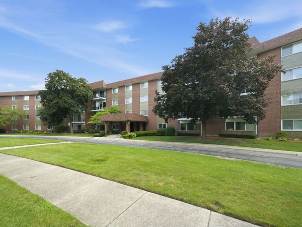 1025 S Fernandez Avenue, Unit 2B, Arlington Heights, IL 60005