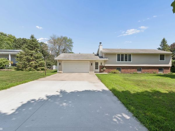 1353 Plymouth Road, Mason City, IA 50401