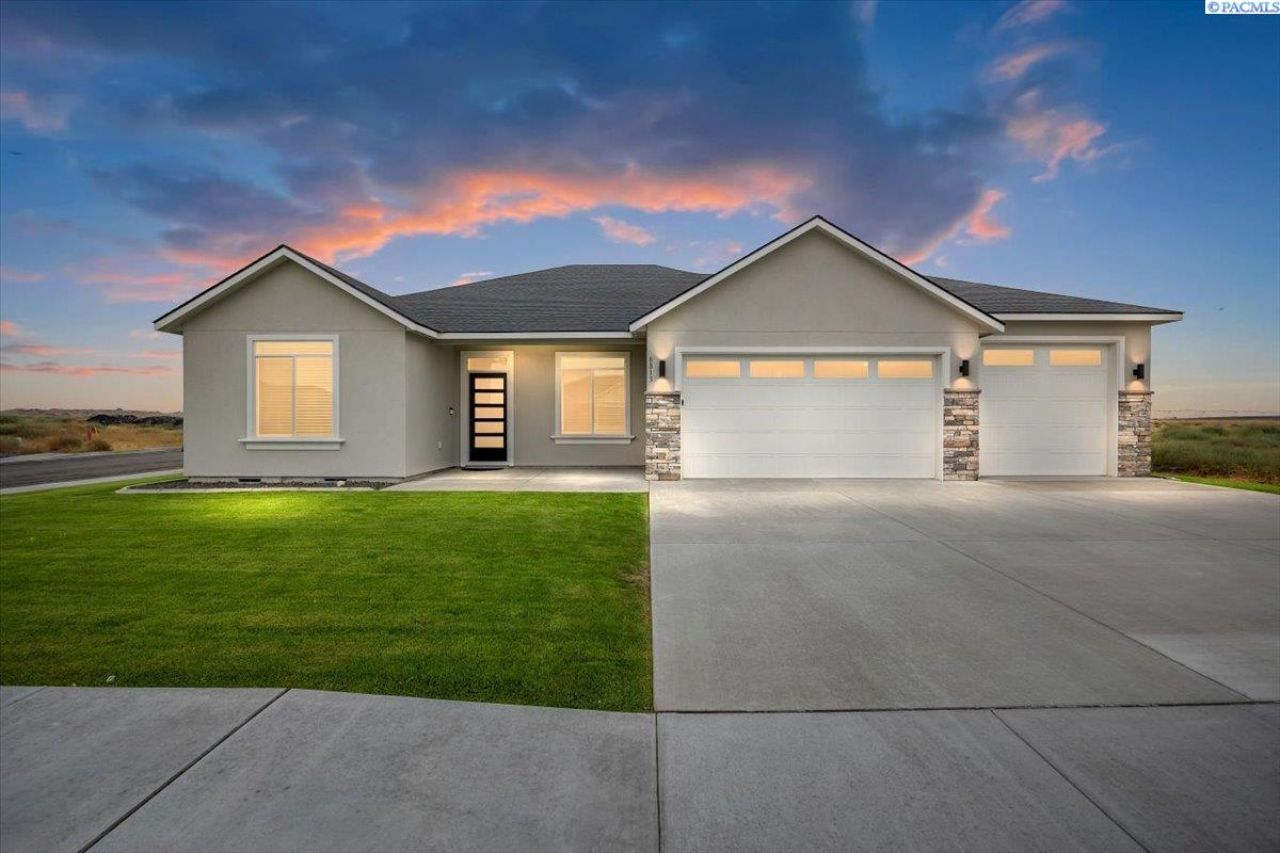 8813 Dusty Maiden Dr, Pasco, WA 99301 Main Photo