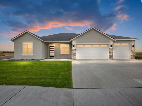 8813 Dusty Maiden Dr, Pasco, WA 99301